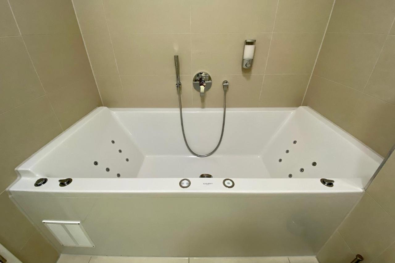Alpen-Panorama Suite - Einzigartige Privatsuite Hoch Ueber Muenchen, 12Tes Og, Alpenblick, Loggia, Whirlpool, 15 Minuten Zum Zentrum, Ruhe Und Erholung In Der Stadt Muenchen Fuer Privat Und Geschaeftlich Reisende מראה חיצוני תמונה